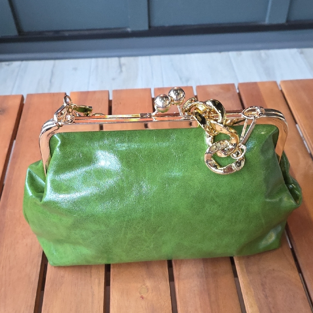Elegant Green Bag With Gold Chain - Picture 9 of 10